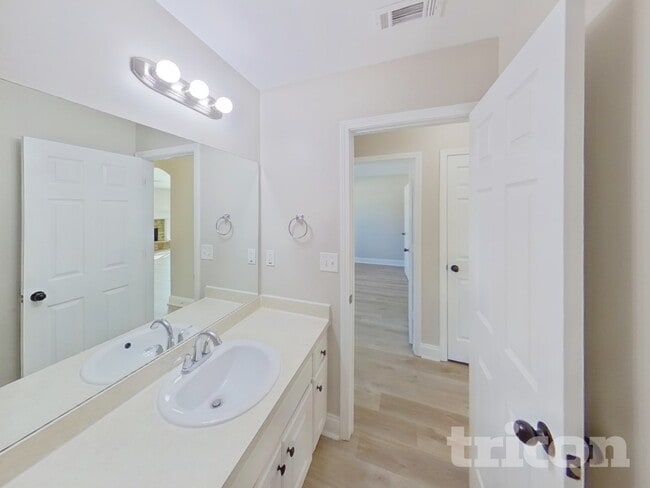 Building Photo - 1916 Roxey Ln