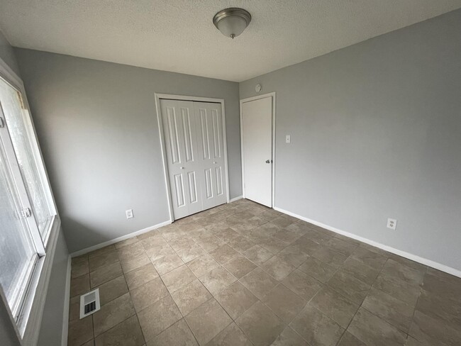 Building Photo - 37 Pershing Ln