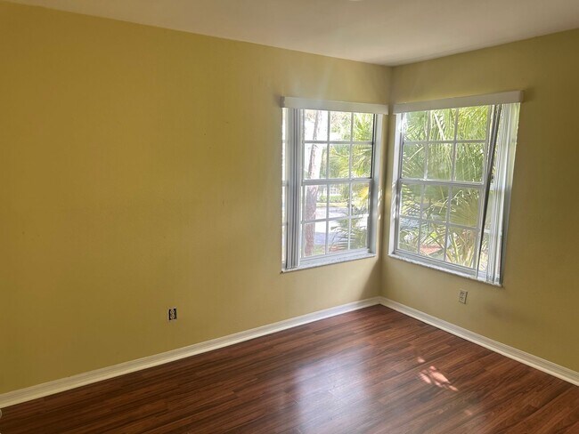 Building Photo - Spacious 3 bedroom condo, perfectly located near shopping & attractions!