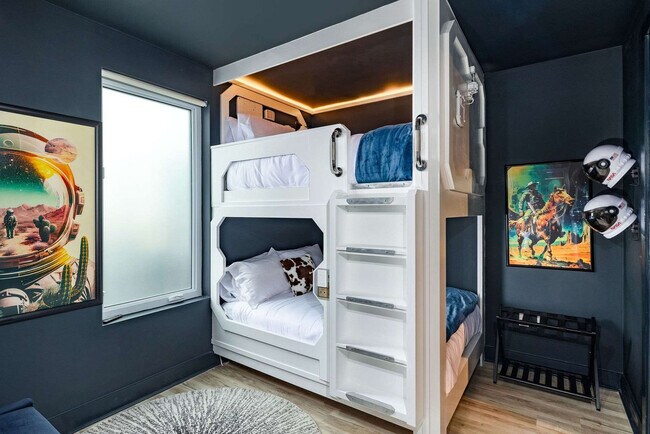 Building Photo - 245 Hermitage Ave