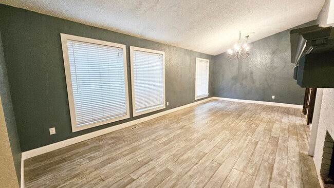 Building Photo - Four Bed/2 Bath Near Lake Hefner