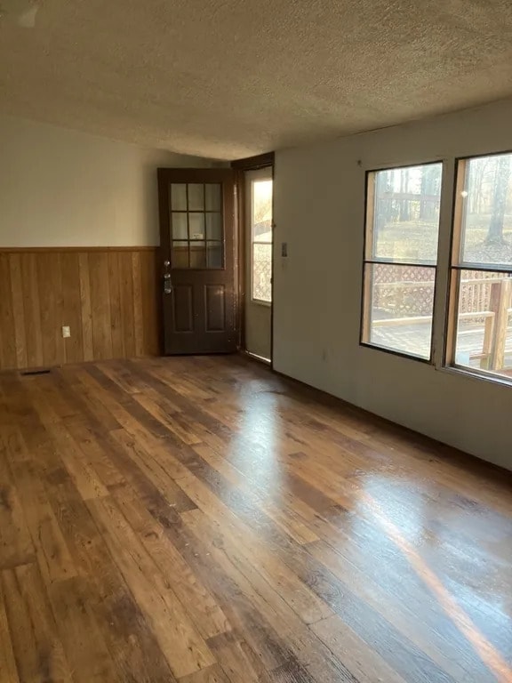 Building Photo - 3 Bedroom 2 Bathroom