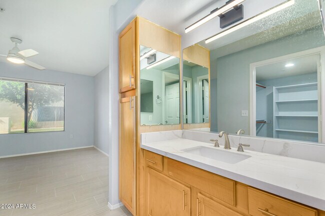 Building Photo - 9990 N Scottsdale Rd