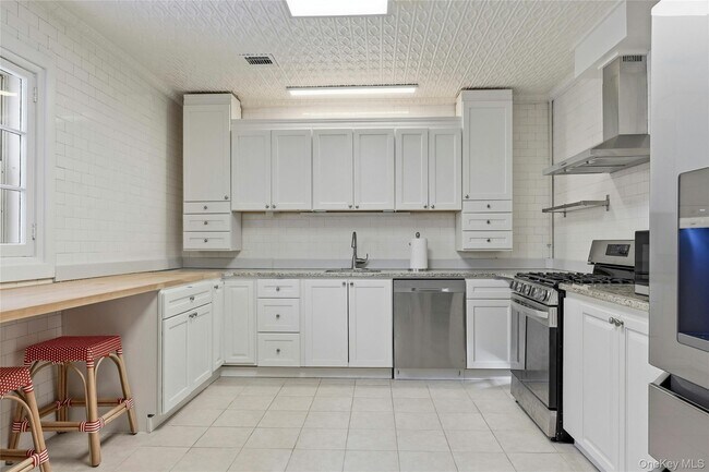 Building Photo - 74 Peacock Ln