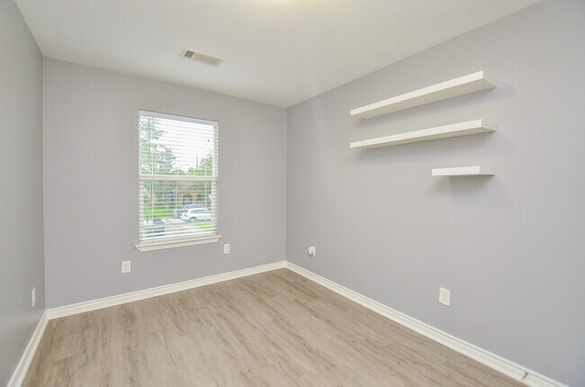 Building Photo - 303 Vincent St