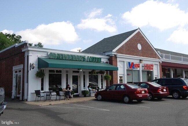 Building Photo - 1320 Fort Myer Dr