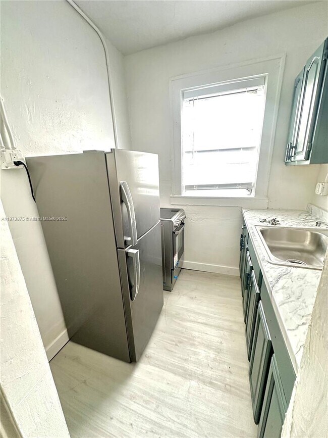 Building Photo - 967 SW 5th St