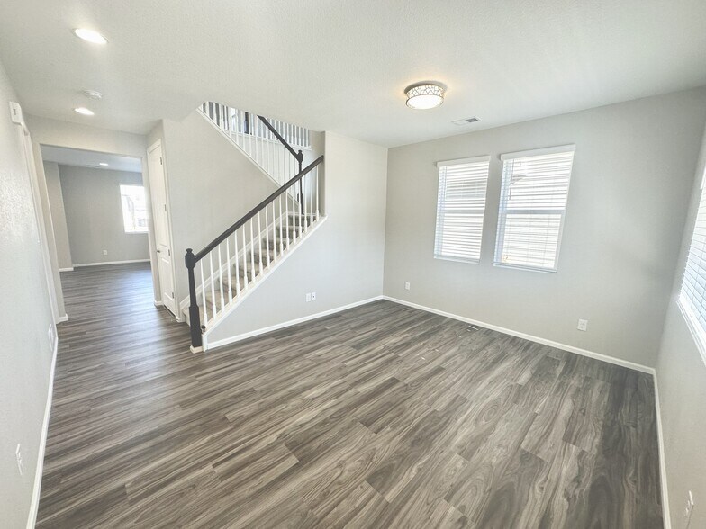 Building Photo - 870 Golden Peak Dr