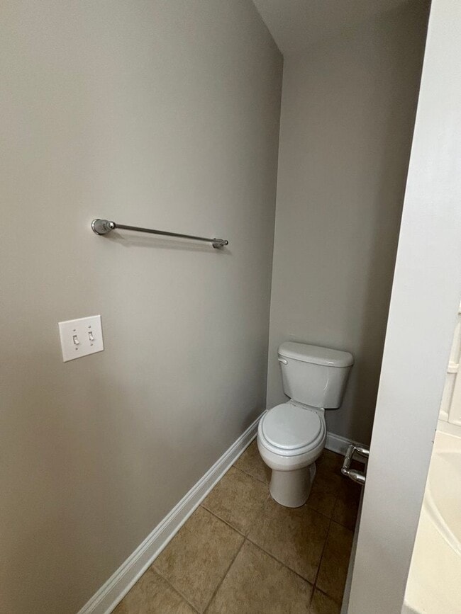 Building Photo - AVAILABLE NOW! End-Unit Townhouse in Pennington Square