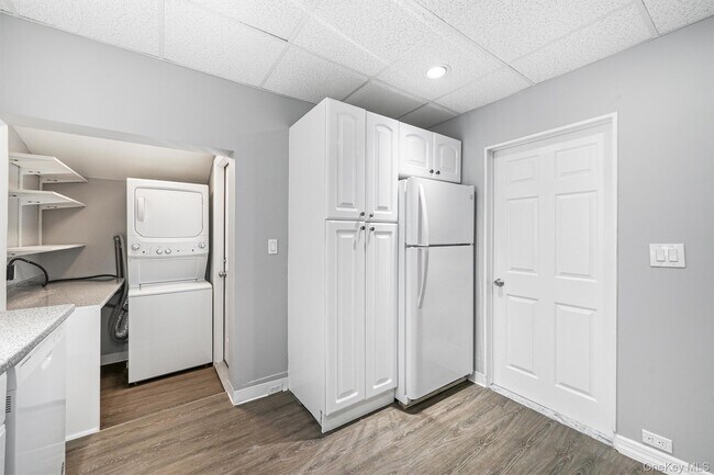 Building Photo - 17 Lawrence Ave