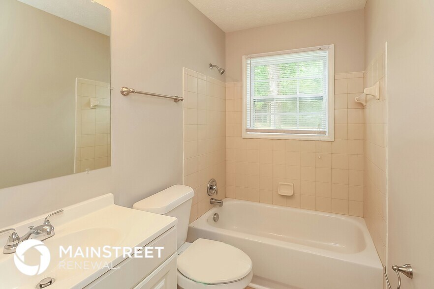 Building Photo - 693 Oak Dr