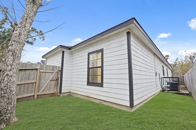 Building Photo - 4802 Cruse Rd