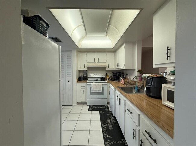 Building Photo - 7420 NW 18th St