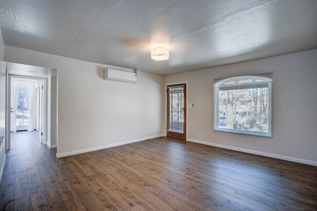 Building Photo - Freshly remodeled 3 bedroom, 2 bathroom ho...