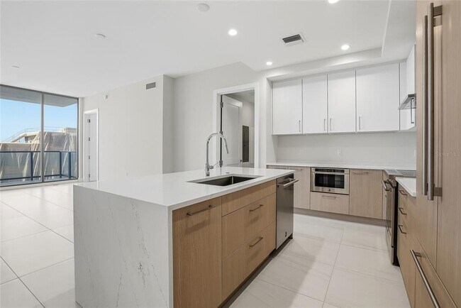 Building Photo - 275 1st Ave S