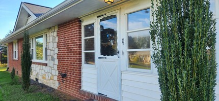 Building Photo - Large 2 Bedroom Rambler with 2 Primary Sui...