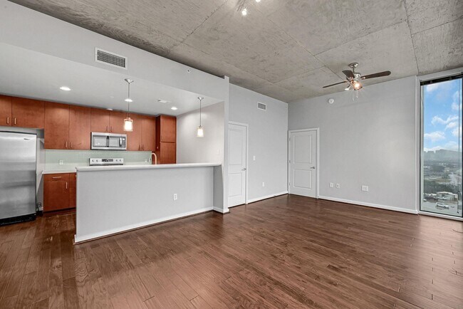 Building Photo - 5925 Almeda Rd