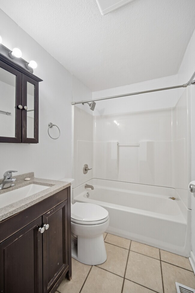 Building Photo - 212 N Knollwood Dr