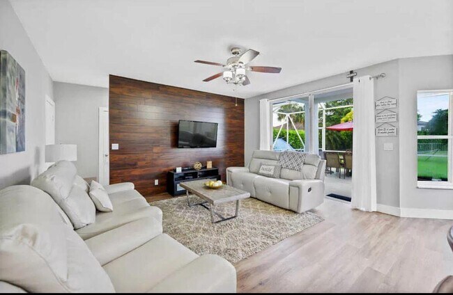 Building Photo - 11185 Grandview Mnr