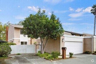 Building Photo - Lantern District 3 Bedroom Home in Gated C...