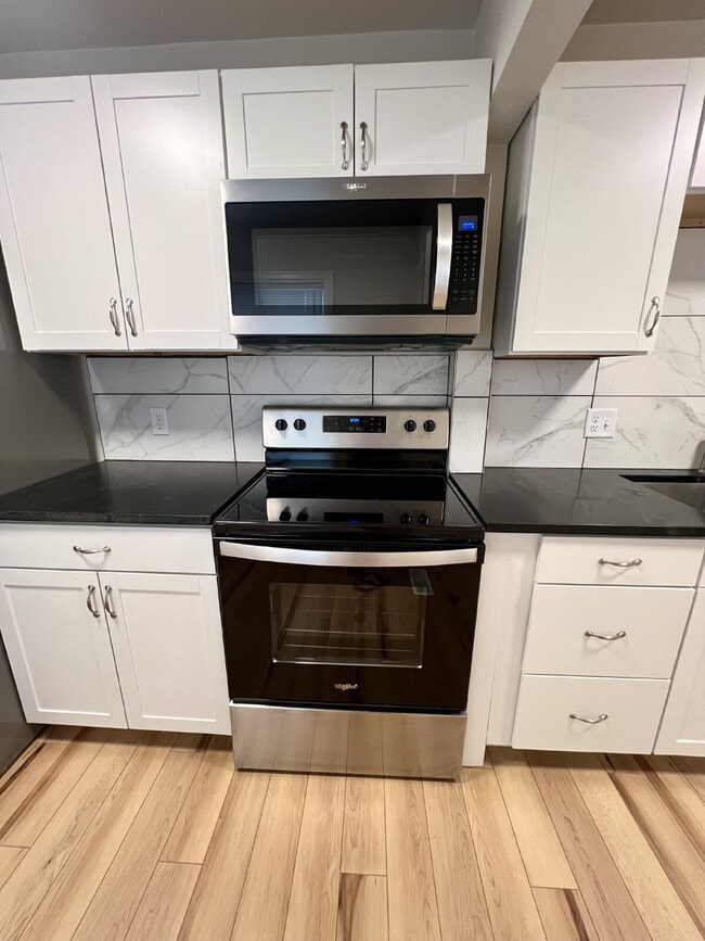 Building Photo - Completely Renovated Three Bedroom Apartment