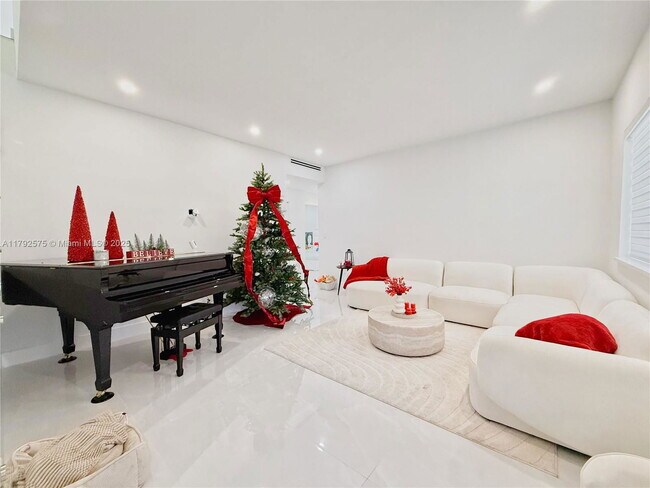 Building Photo - 927 SW 18th Ave