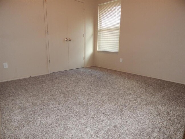 Building Photo - 3623 Vanguard Dr