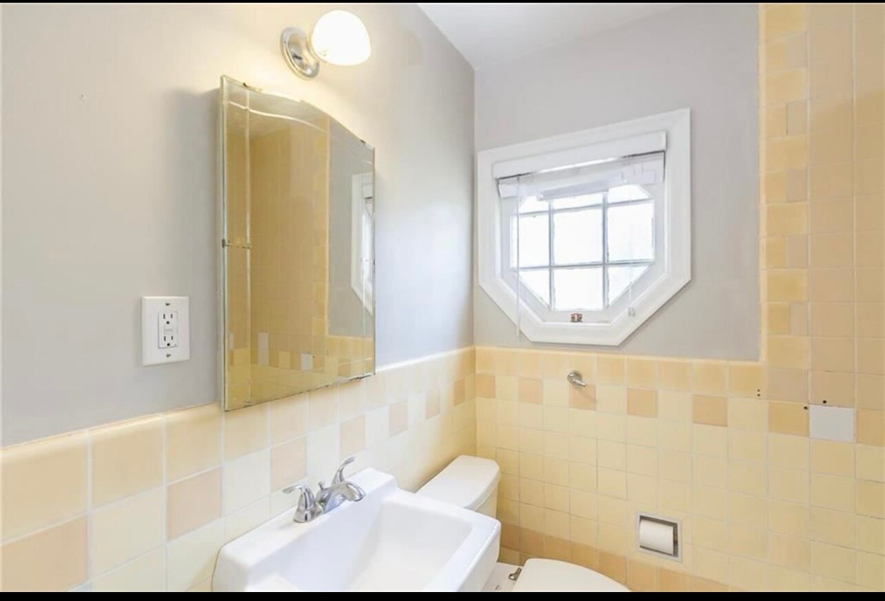 Full Bath (First floor) - 724 W Gregory Blvd