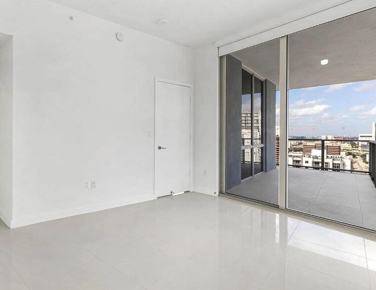 Building Photo - 1010 SW 2nd Ave