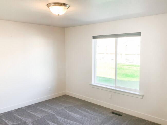 Building Photo - 371 1540 E