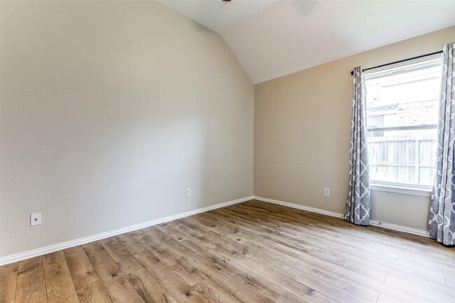 Building Photo - 14625 Riverside Dr