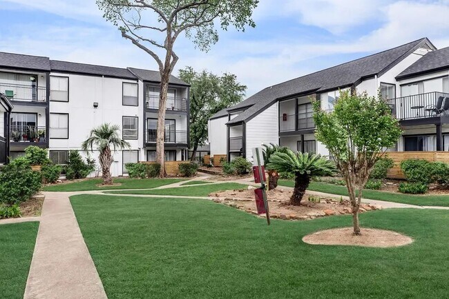 Building Photo - 4400 Memorial Dr