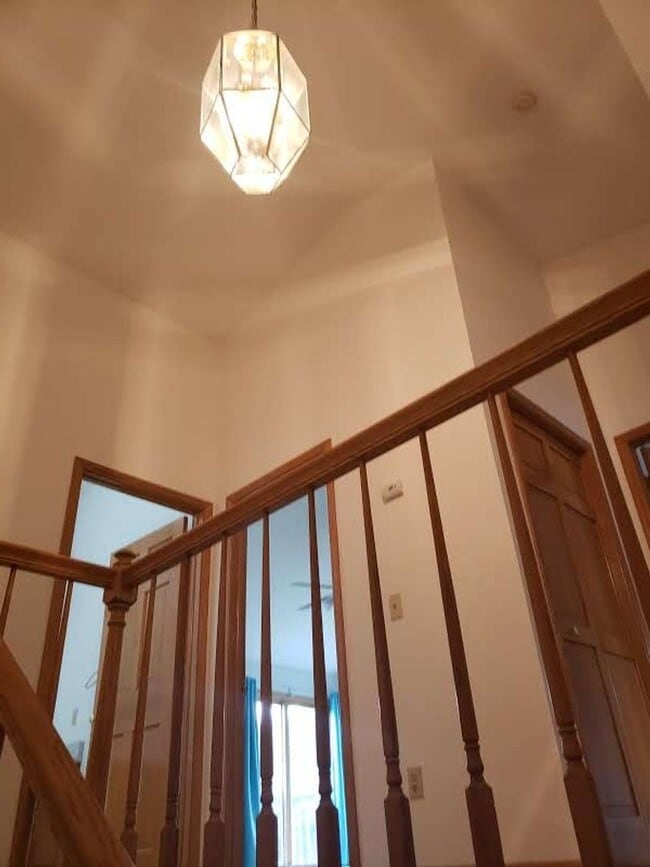 Building Photo - Spacious 3 bedroom, 2 1/2 bath Duplex