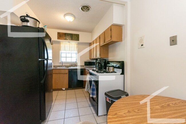 Building Photo - 3Br/2Bth, Available Sep. 1, 2026. Great for a rommate students. MUST SEE!!