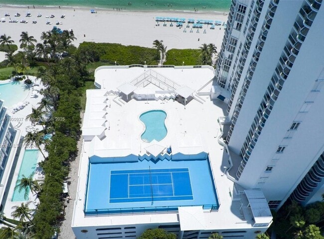 Building Photo - 16711 Collins Ave