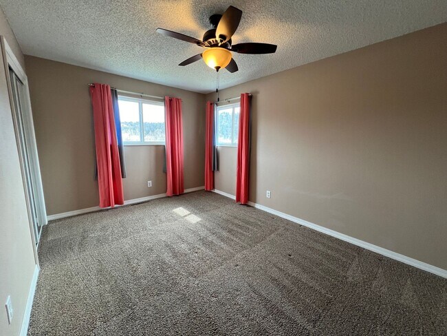 Building Photo - 4 Bedroom Updated Home in Garden Ranch