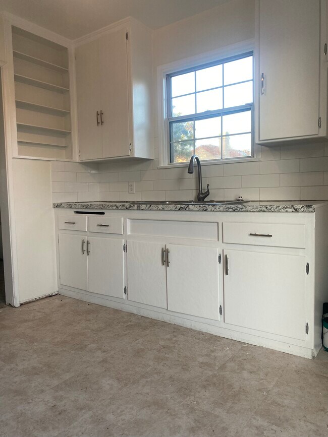 Kitchen - 14421 Kingsdale Ave