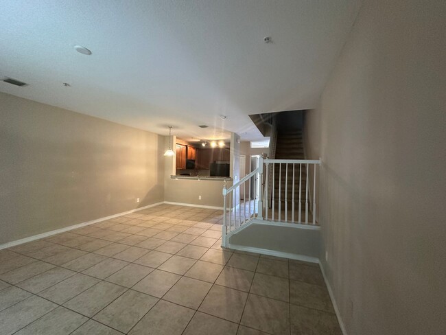 Building Photo - SPACIOUS 3 BEDS TOWNHOUSE CLOSE TO DOWNTOWN!!