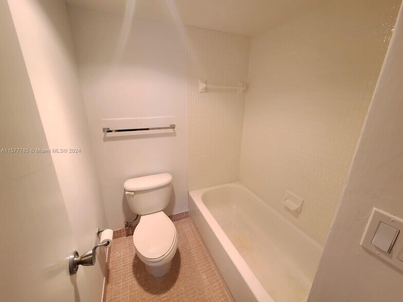 Building Photo - 20379 W Country Club Dr