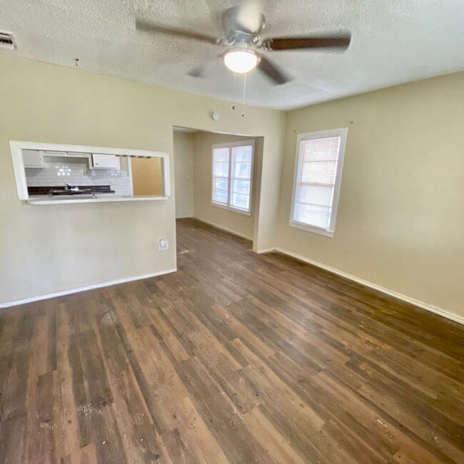 Building Photo - Handyman Special $0 First Month's Rent / “You fix, you SAVE BIG!!” Contact Diane for details: 806...
