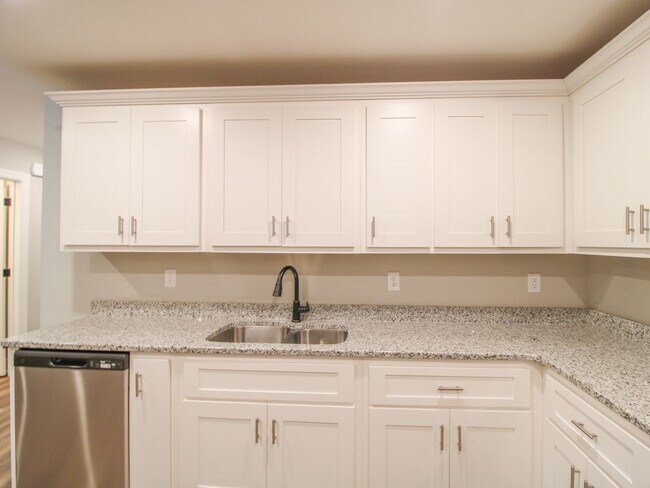Building Photo - Nice Townhome in Athens City! $250 Amenity...
