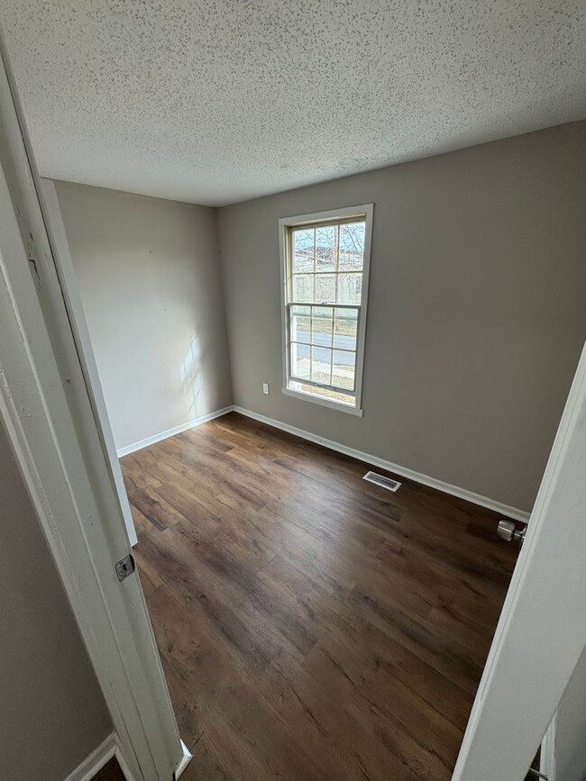 Building Photo - Townhome features 3 bedrooms and 1.5 bathr...