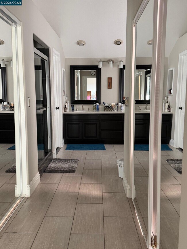 Building Photo - 243 Viewpoint Dr