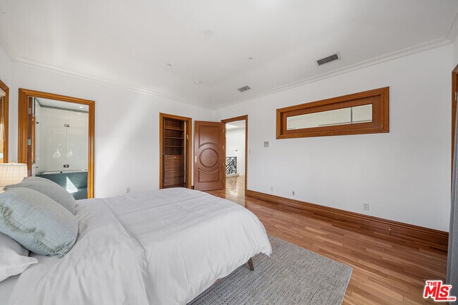 Building Photo - 9033 Cresta Dr