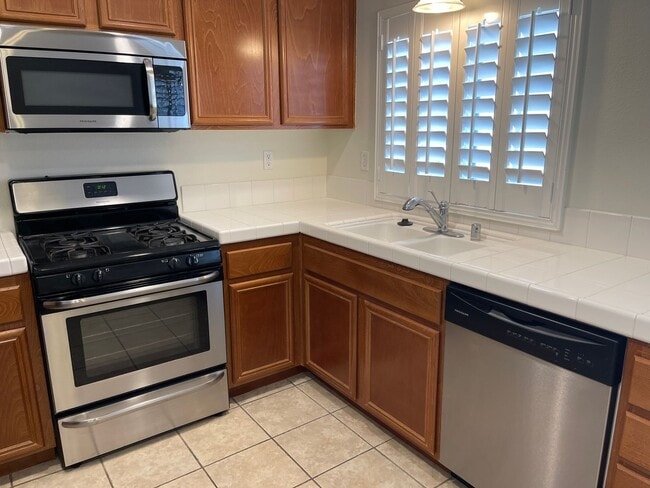 Building Photo - Cozy Town Home For Rent