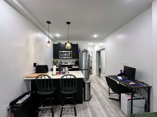 Building Photo - Private fenced yard! Modern, stylish & fully updated apartment!