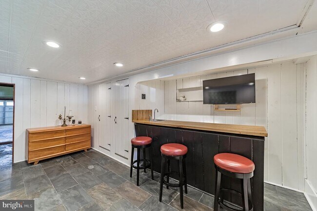 Building Photo - 207 W 11th Ave