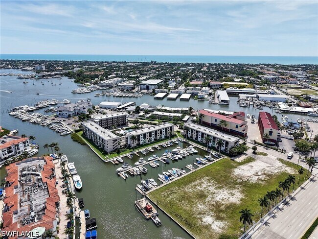 Building Photo - 801 River Point Dr