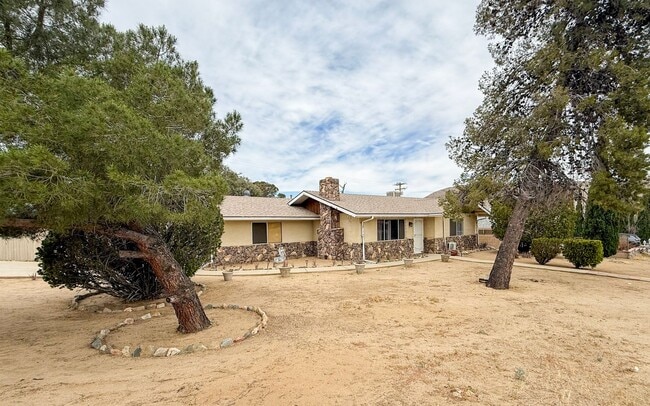 Building Photo - 2 Bedroom Yucca Valley Home