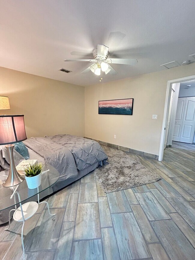 Building Photo - Gorgeous 3 Bed/3 Bath in Tranquil Gated Co...